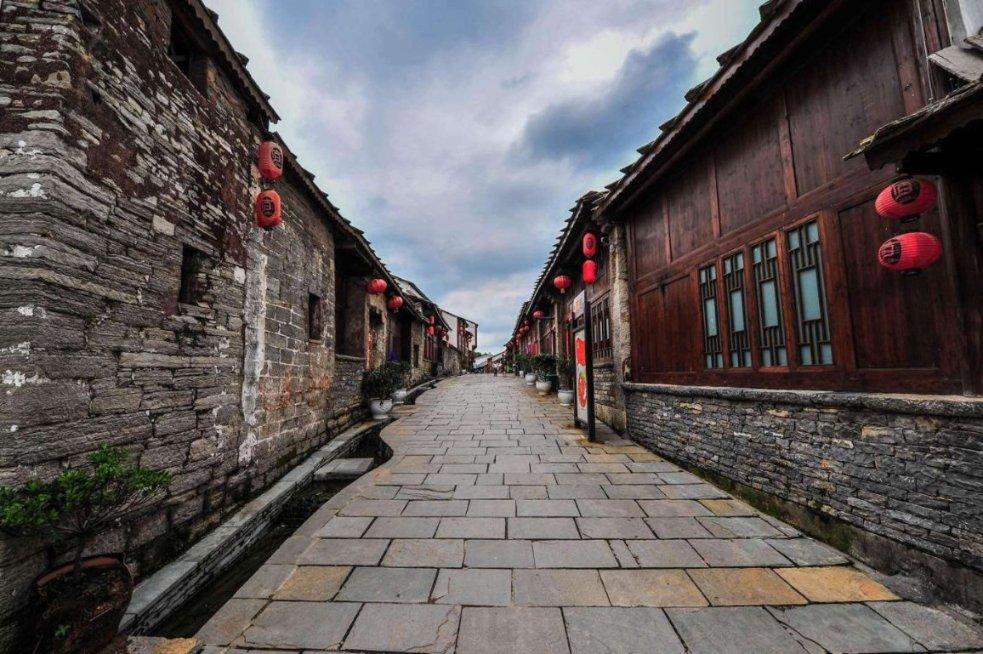 探讨天南地北,共话我去年夏天删了一个人,我今年再加她的时候还是那个头像,但我用其他人的微信号加她却是另外的头像?
